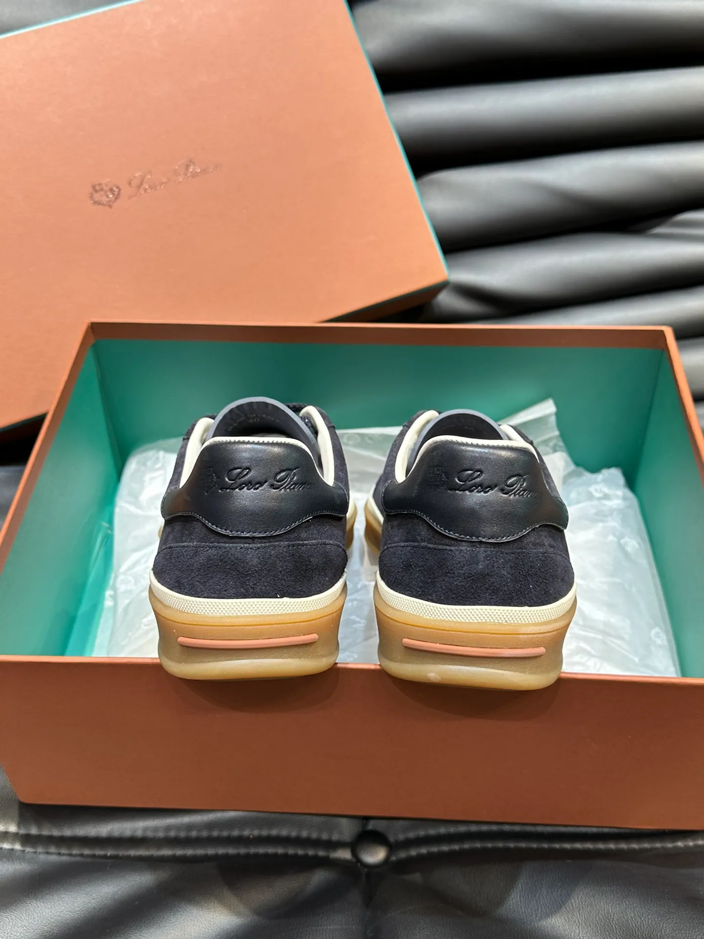p420 Men's Shoes New 🆕Lp Old Money Style Men's Low-top Casual Tennis Shoes Loro Piana's high-end series has launched sports shoe styles made of soft cowhide. The breathable properties and flexible texture of natural materials make the sneakers both functional and comfortable. The high-quality metal-free tanning and tumble process highlights the natural texture of the leather, while the camel-colored sole and white rubber trim create a double-layer sole effect, making it an everyday shoe that can easily create a lazy and casual style! Size: 39-44 (45, 46 customized